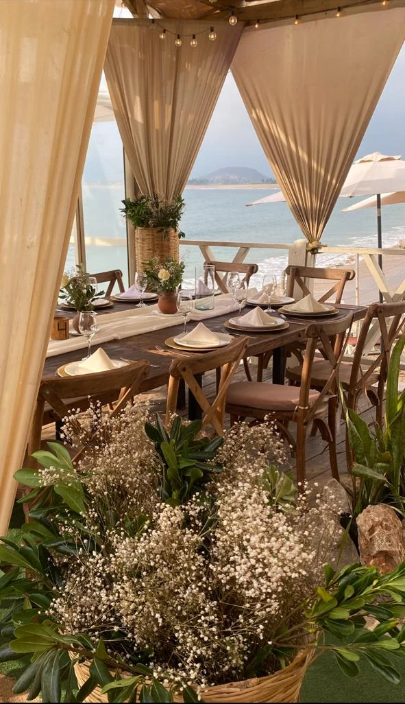 Recepción elegante con flores blancas y vista al mar