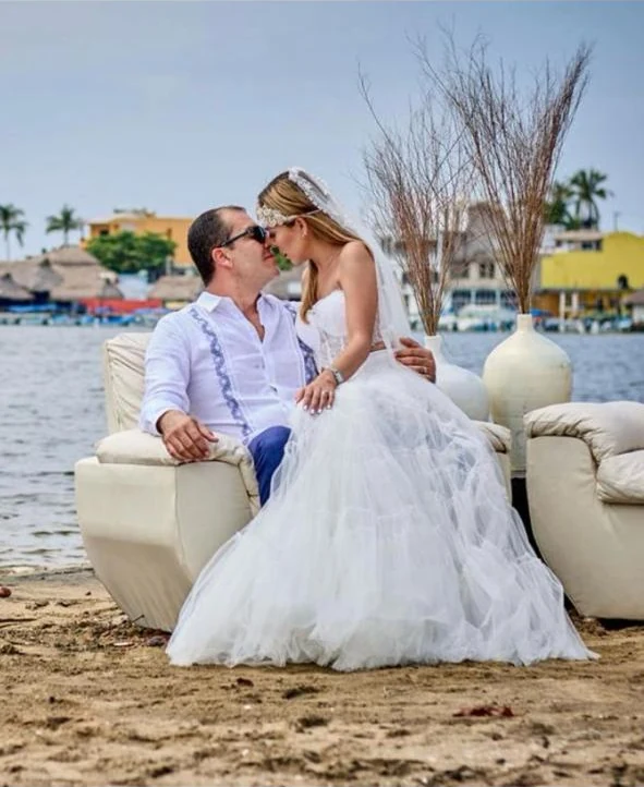 Pareja de recién casados en la playa de Barra de Navidad